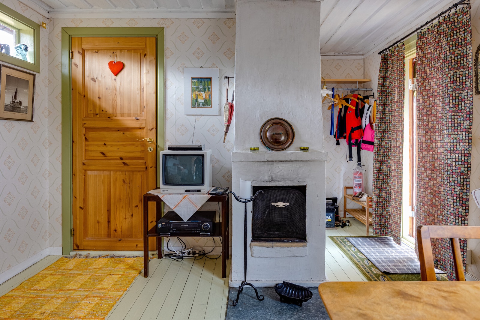 Vardagsrum med öppen spis Galleribilde