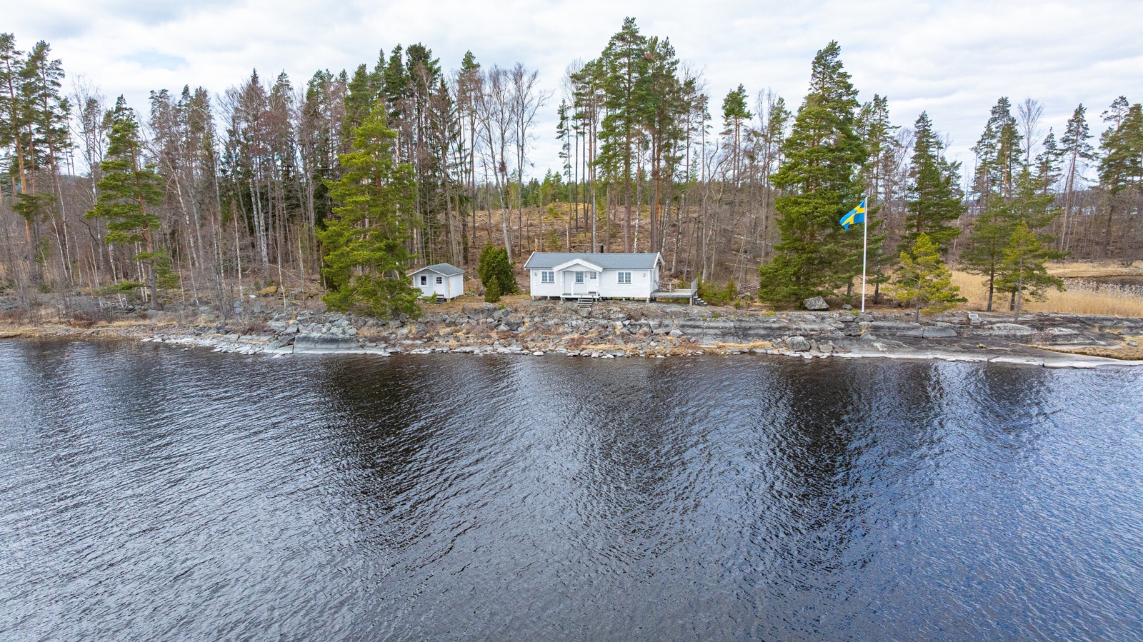 Nyare fritidhuset på ön Galleribilde