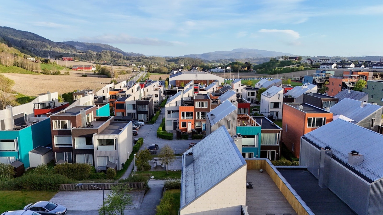 Nydelig beliggenhet i svært rolig og barnevennlig strøk. Gangavstand til nærmeste barnehage og et trygt, inkluderende idrettsmiljø! Galleribilde