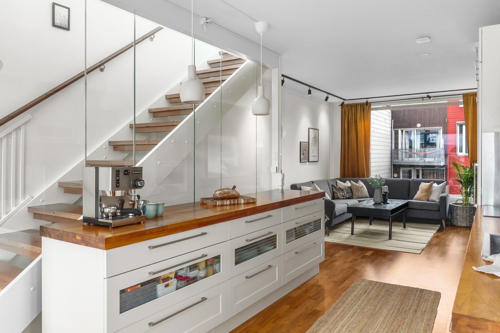 Folierte skrog med profilerte fronter og heltre benkeplate. Vi tar turen opp til husets øverste etasje. Galleribilde