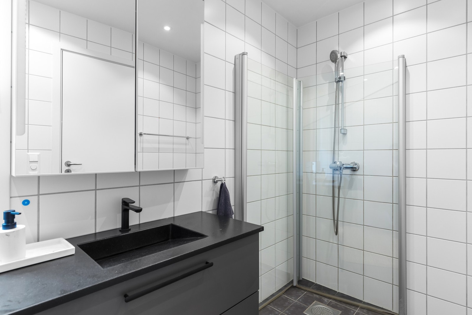 Det er satt inn stikk i overskap, og på begge badene i huset er alle spotter byttet. Galleribilde