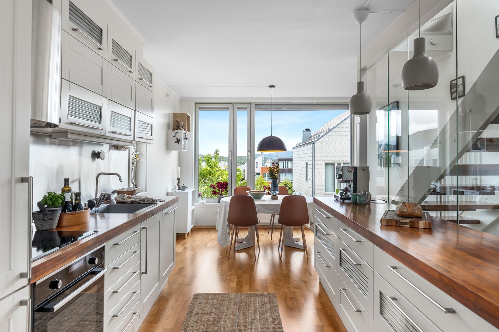 De store vindusflatene gir rikelig med dagslys og en herlig romfølelse! Godt med over - underskap på kjøkkenet. Galleribilde