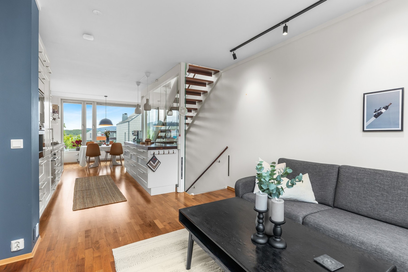 Velkommen inn! Huset ble oppført i 2008 og holder en pen og moderne standard. Galleribilde