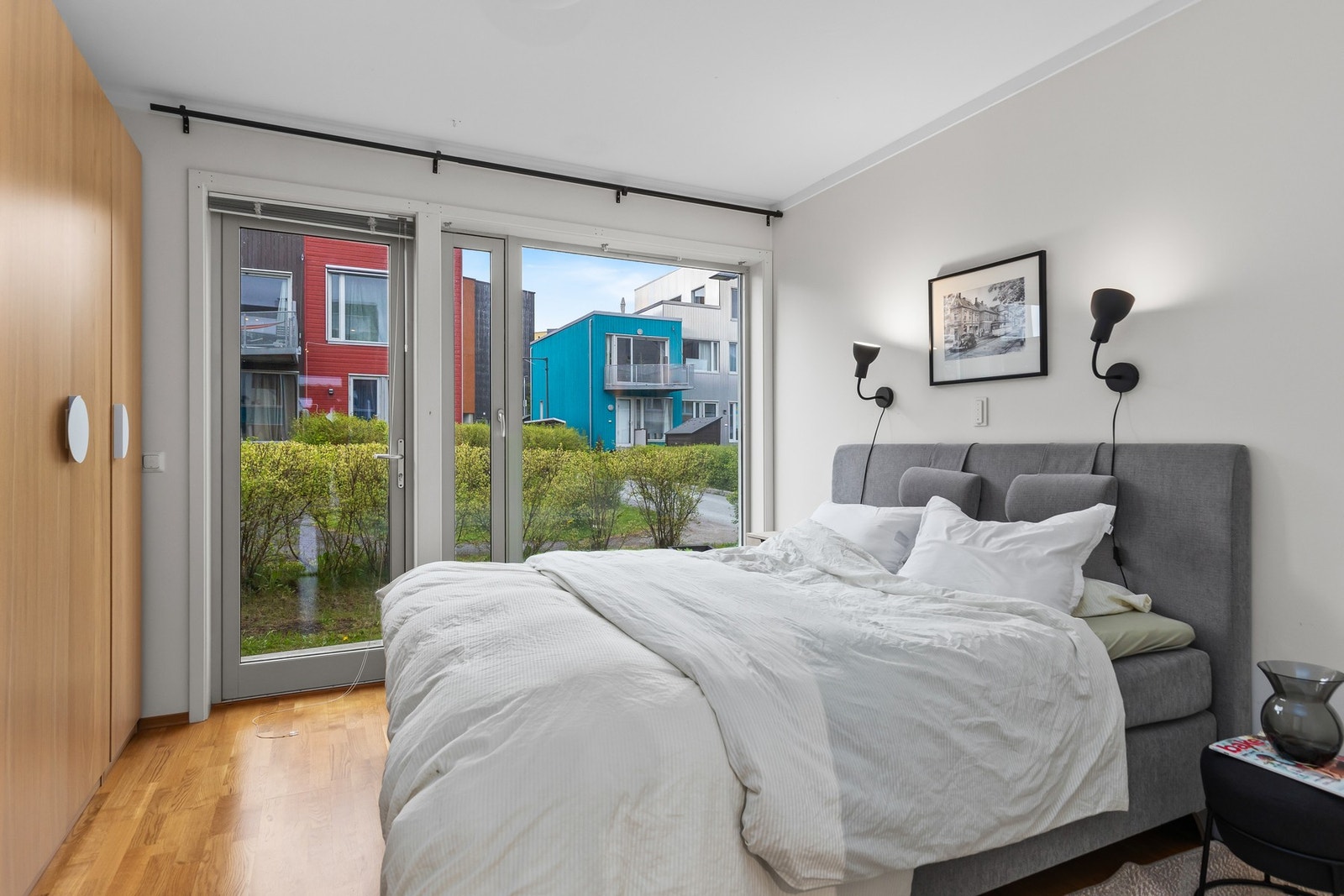 Hovedsoverommet i huset måler 13 kvm. Rikelig med plass til dobbeltseng og store garderober. Utgang til hage. Galleribilde