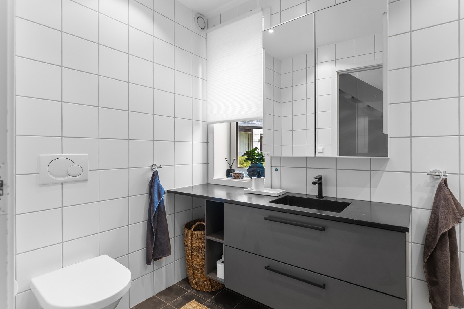 Delikat og helfliset bad på 4,5 kvm. Behagelig varme i gulv. Nyere baderomsinnredning. Galleribilde