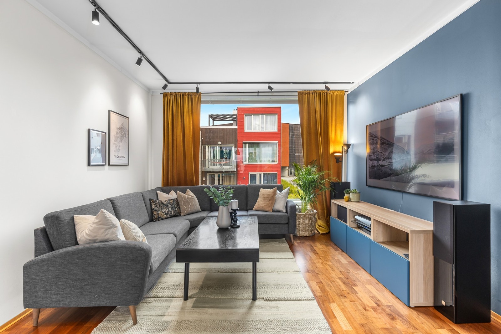 Den åpne stue-kjøkken løsningen i 2.etasje måler 38 kvm. Galleribilde