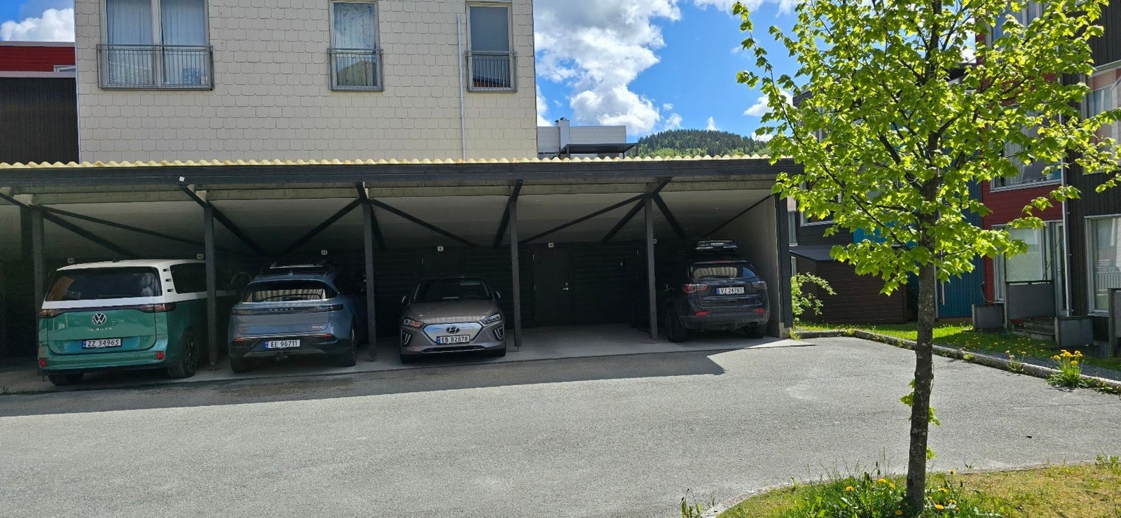 Det medfølger fast parkeringsplass i carport. Perfekt på de mest heftige snøværsdagene! Galleribilde