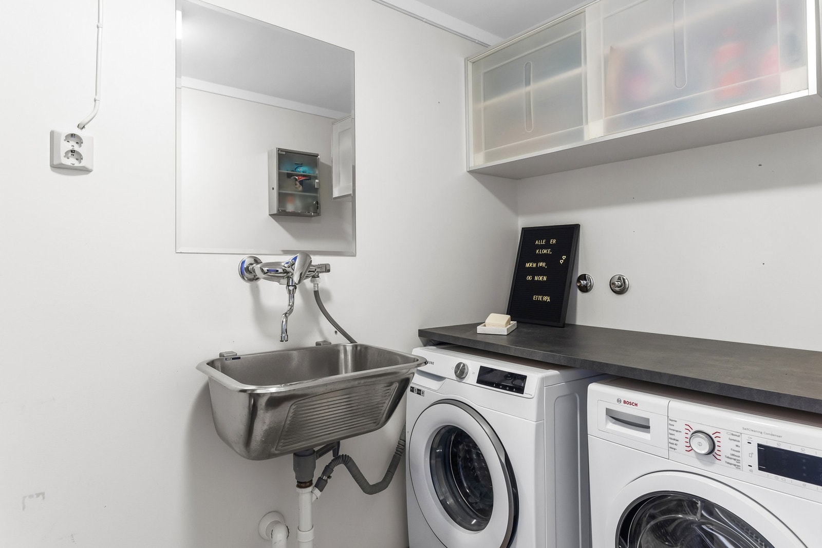 Mange vil sette pris på et eget vaskerom i kjelleren. Utstyrt med utslagsvask, vaskemaskin, tørketrommel, og rørfordelerskap til fjernvarme. Galleribilde