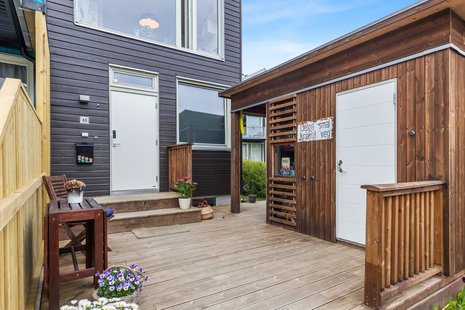 I forkant av huset har du en stor utebod på ca. 6,5 kvm og en stor platting på 21 kvm. Galleribilde