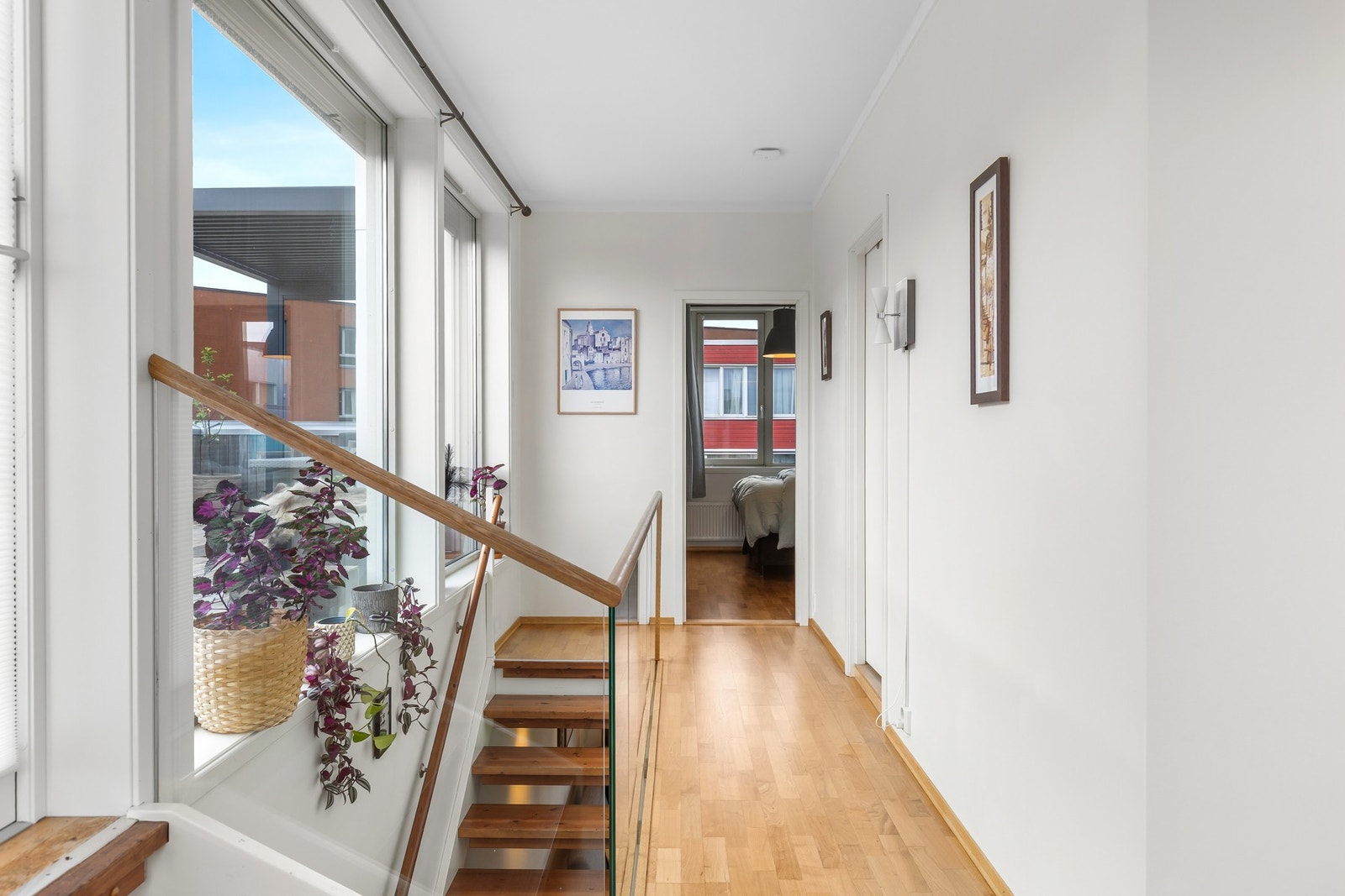 Fordelen med akkurat dette huset er at du slipper skråtak på øverste etasje. Det gir ekstra kvadratmeter og ikke minst et ekstra bad! Galleribilde