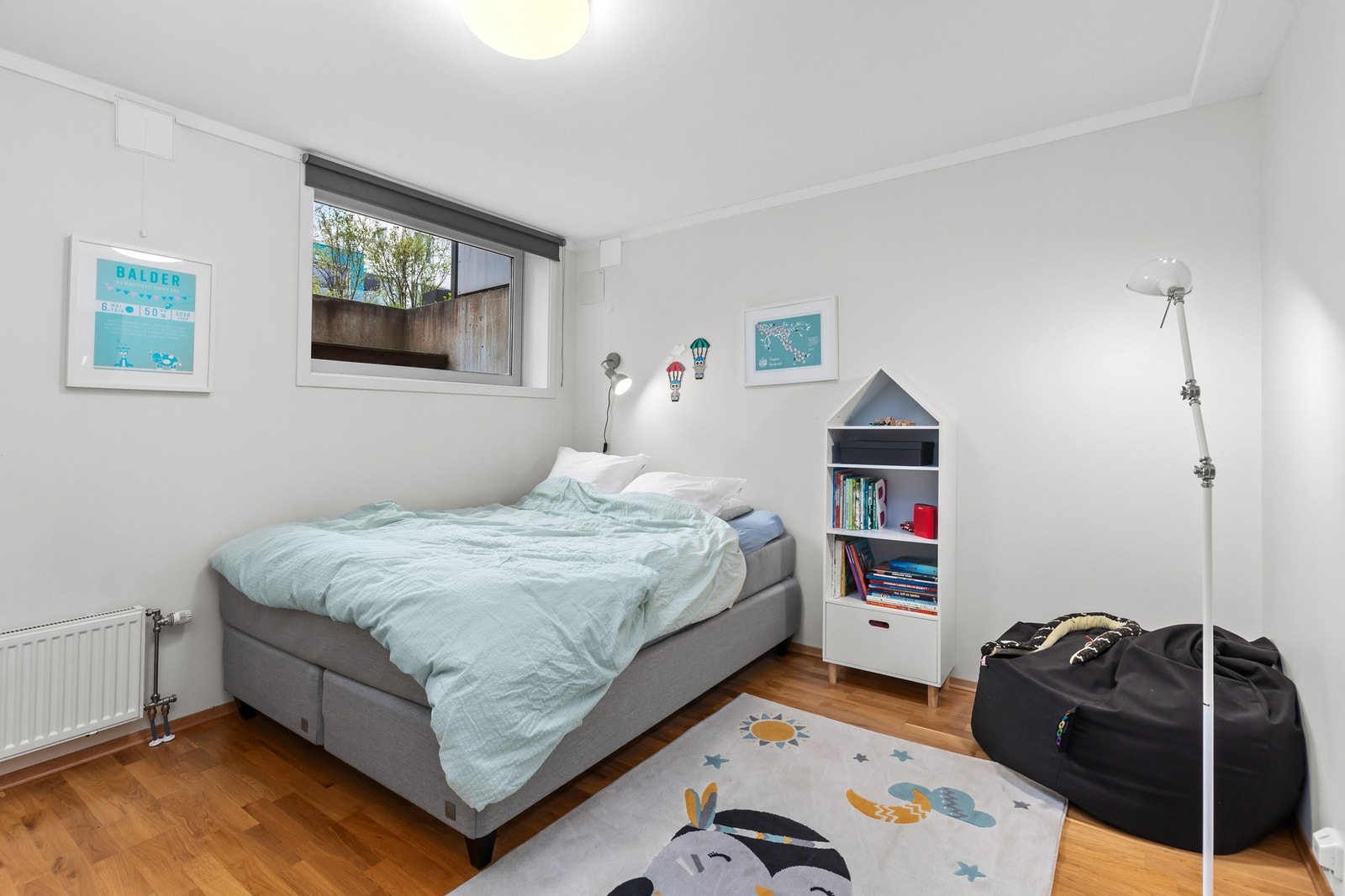 Soverommet i underetasjen måler 12 kvm. Skjermet for innsyn. Her får du også en bod på drøyt 2 kvm. Galleribilde