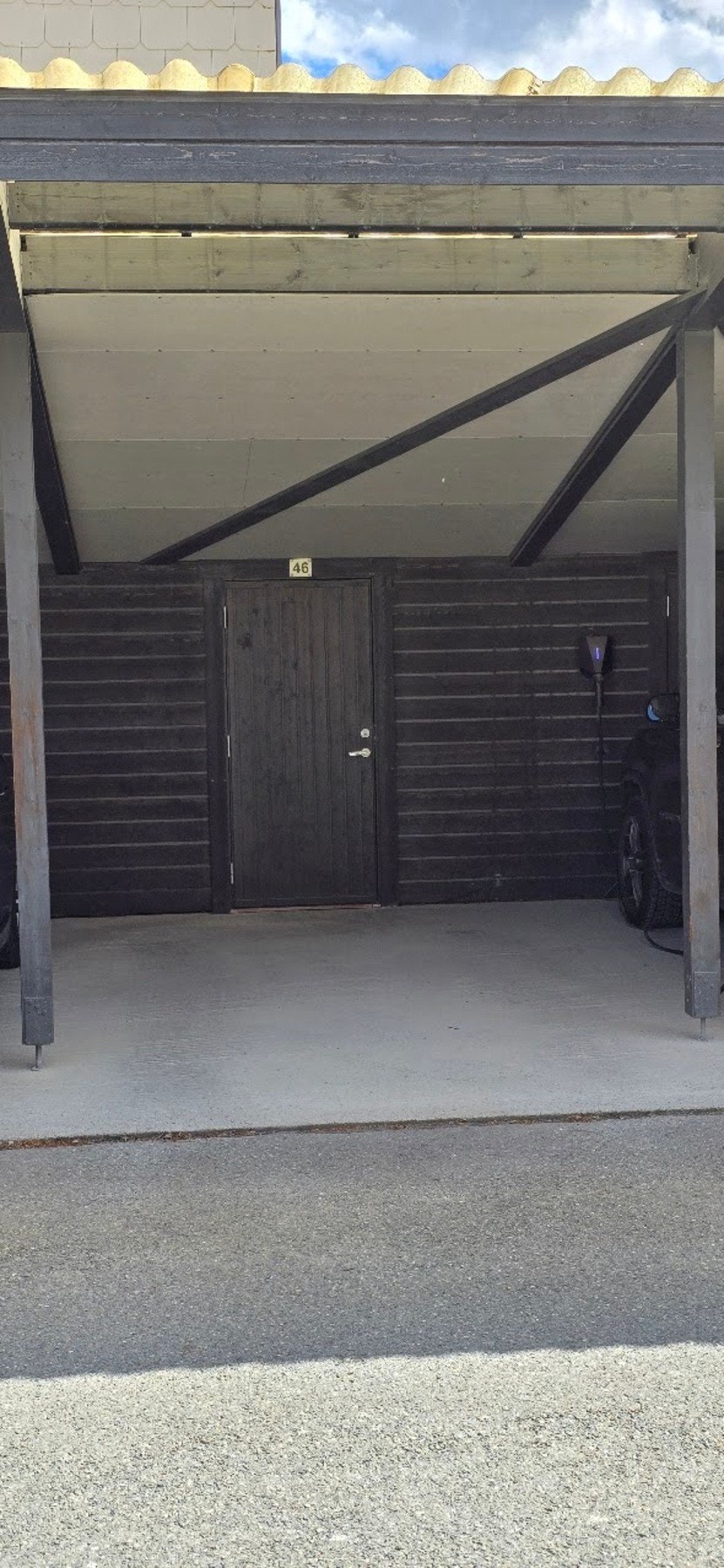 I forbindelse med carporten er det egen sportsbod. Det er lagt opp strøm til carporten. Galleribilde