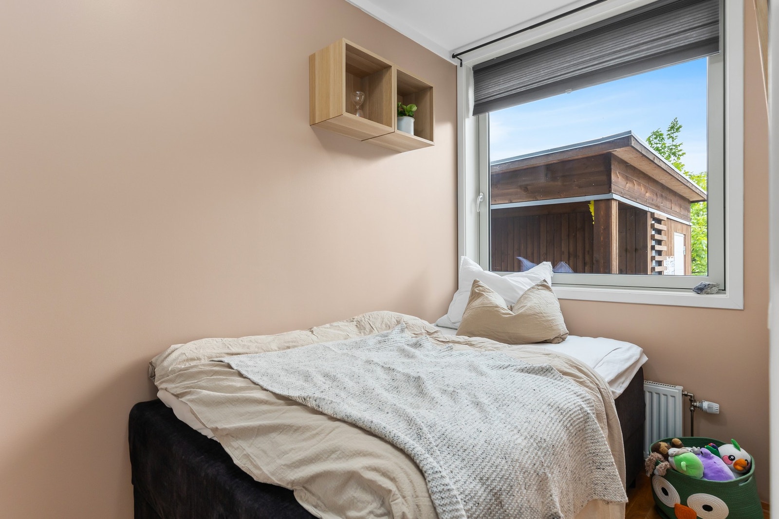 Soverom 1 i første etasje måler 6,2 kvm. Galleribilde