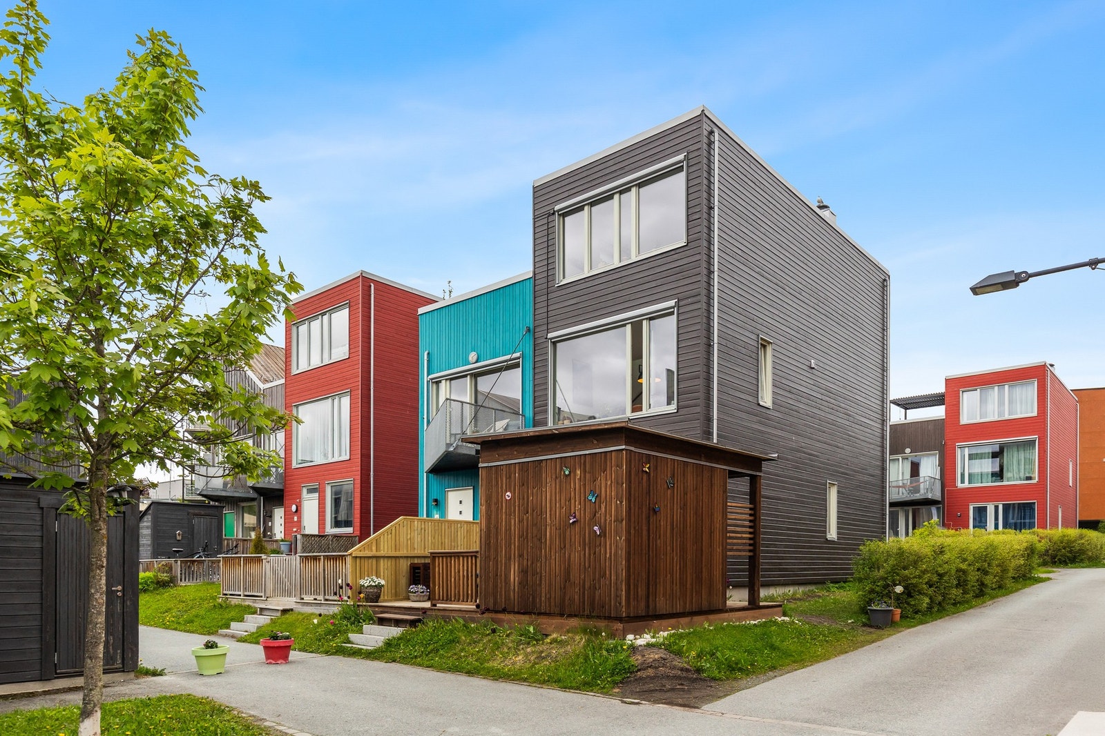 Takket være enderekken får man ekstra boltreplass og litt mer privatliv. Stor utebod gir kjærkommen lagringsplass. Galleribilde