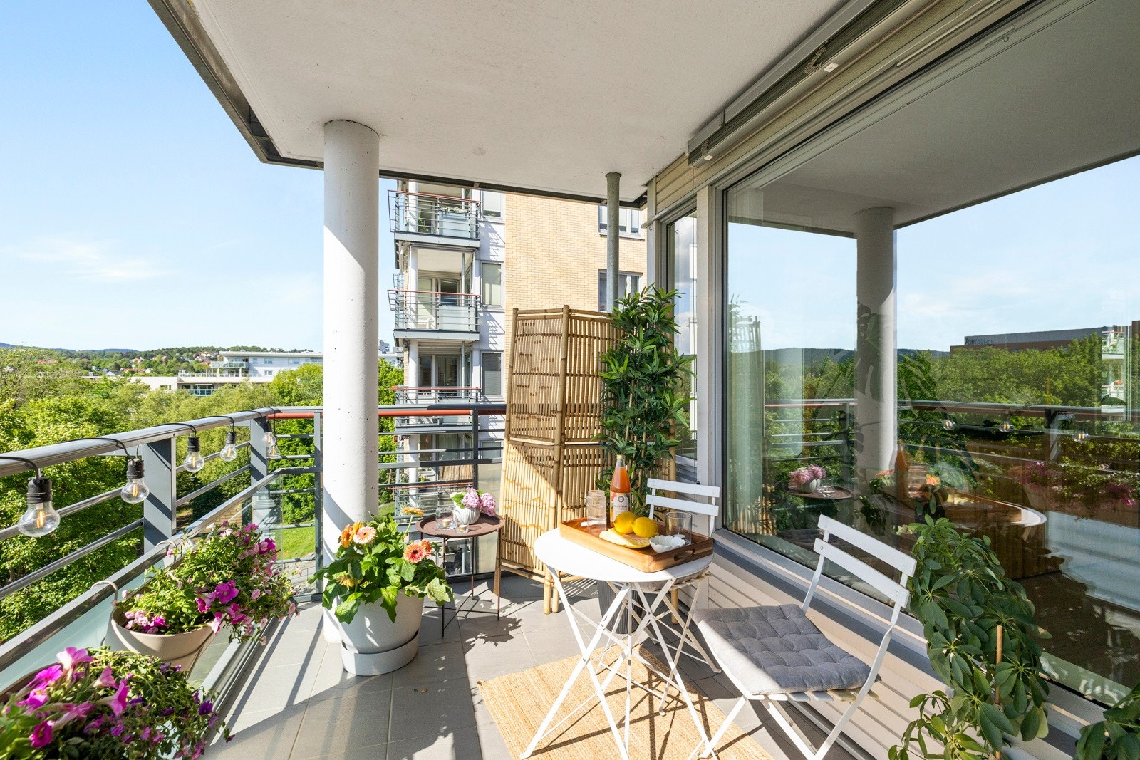 Balkongen er overbygget og er dermed bruksvennlig og godt skjermet. Galleribilde