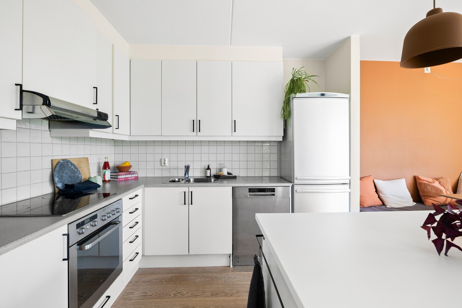 Kjøkkeninnredning med glatte fronter i matt og hvit utførelse og benkeplater av laminat. Galleribilde