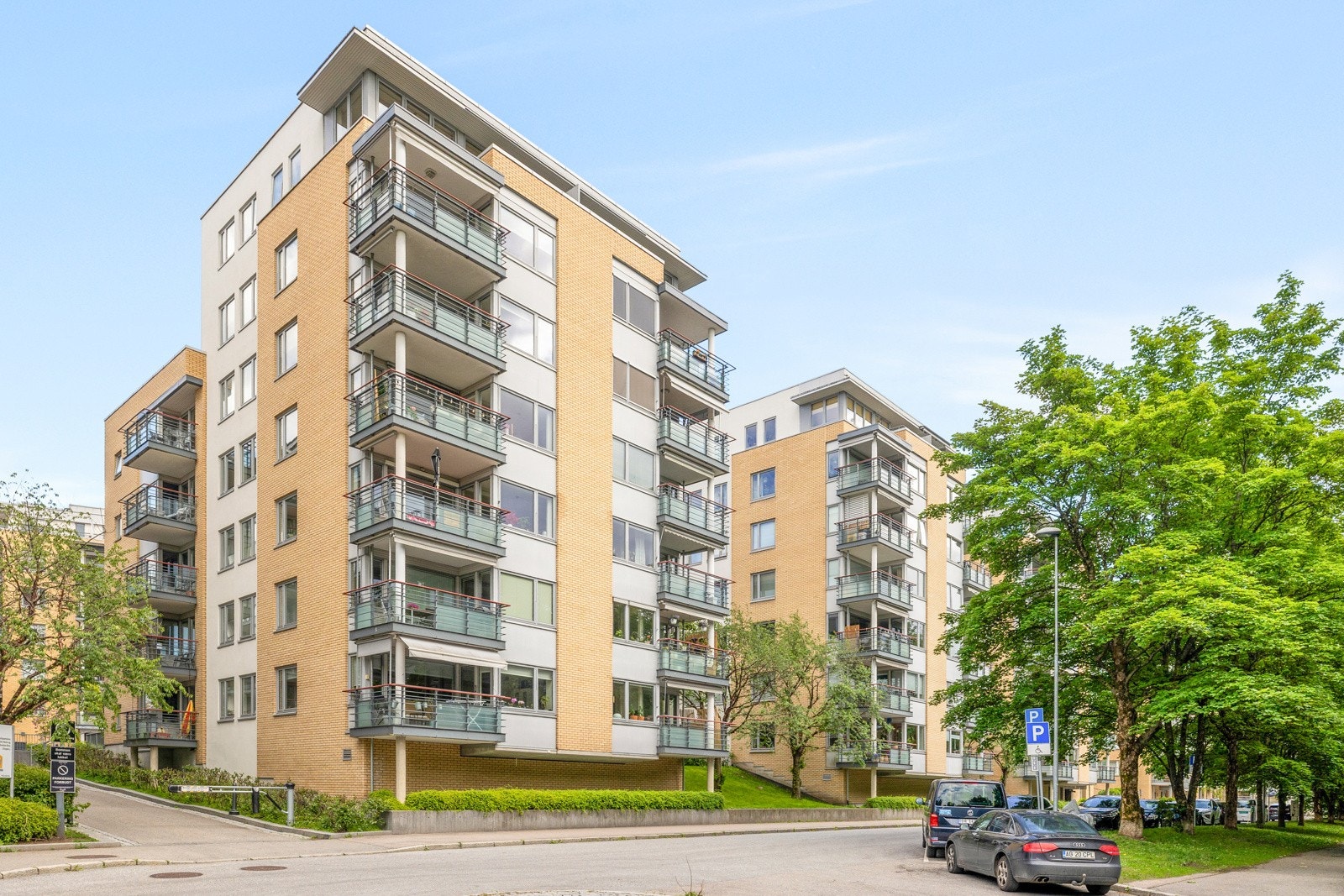 Fasade mot elven og vest Galleribilde