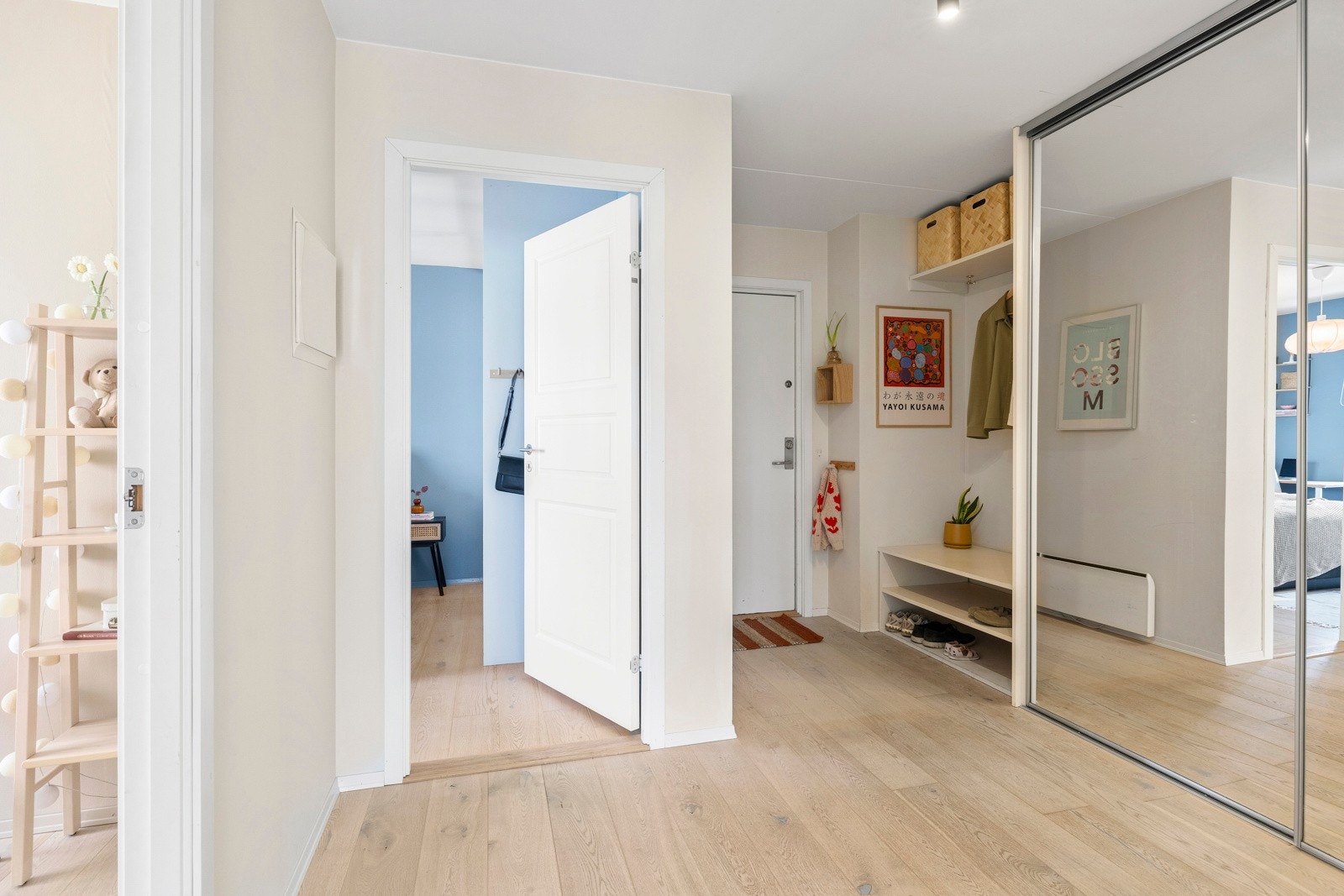 Når du entrer leiligheten kommer du inn i en lys og innbydende entré. Galleribilde