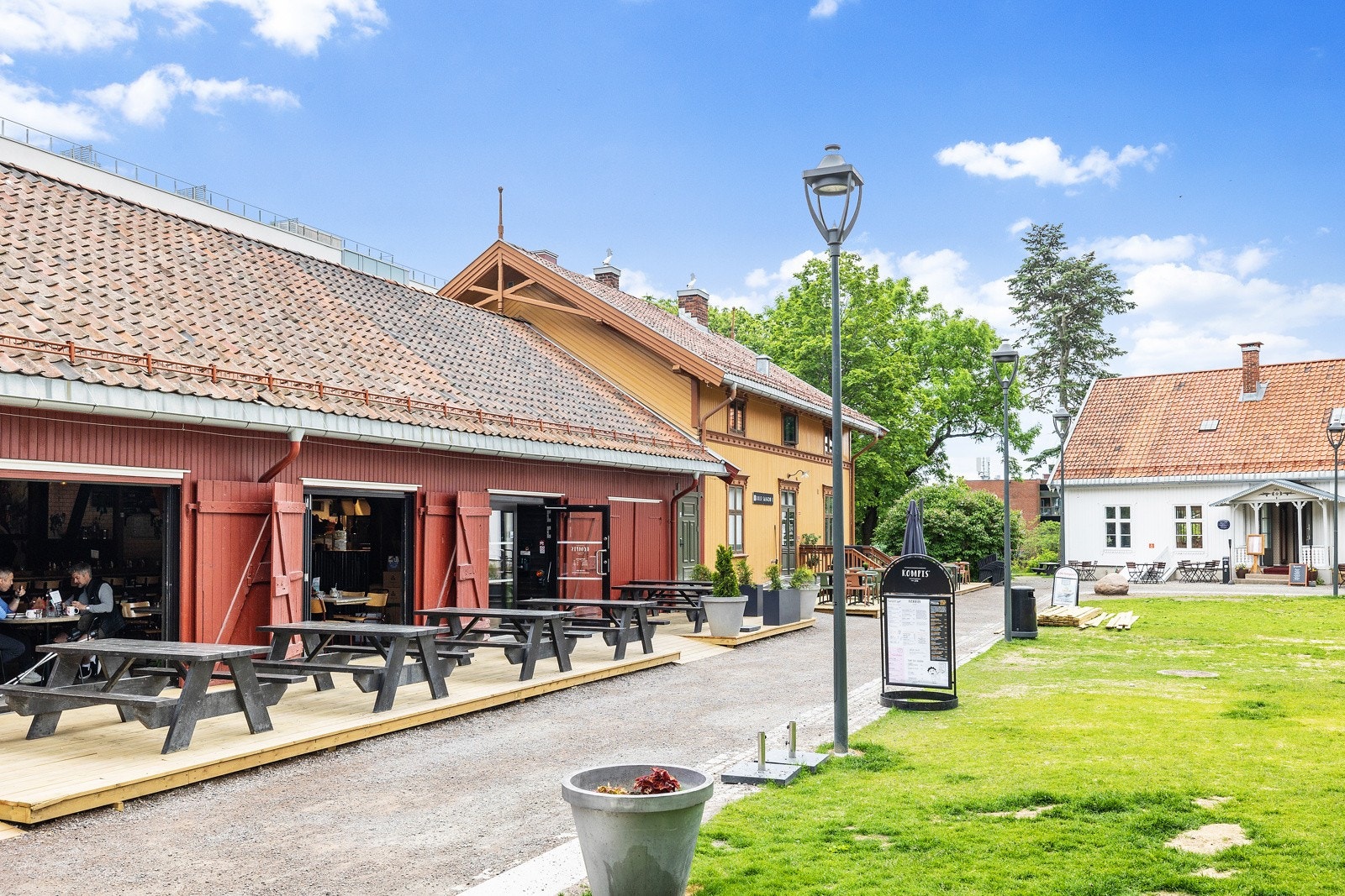 Lillo gård med flere restauranter Galleribilde