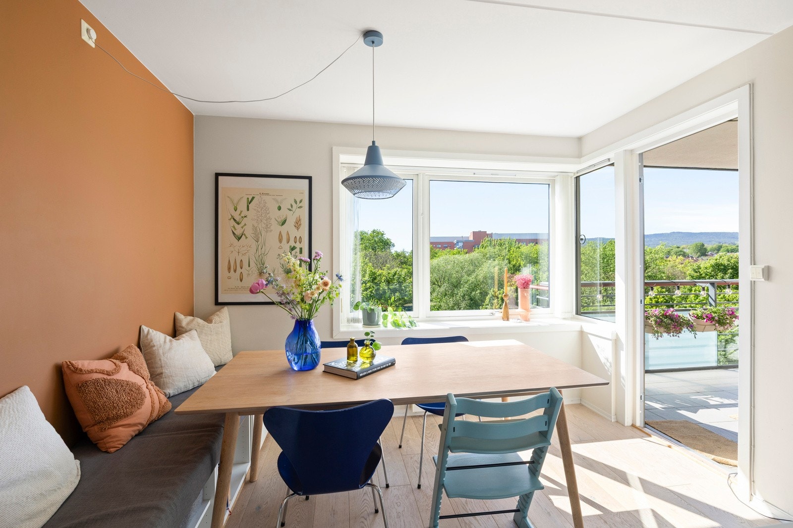 God plass til stort spisebord. Galleribilde