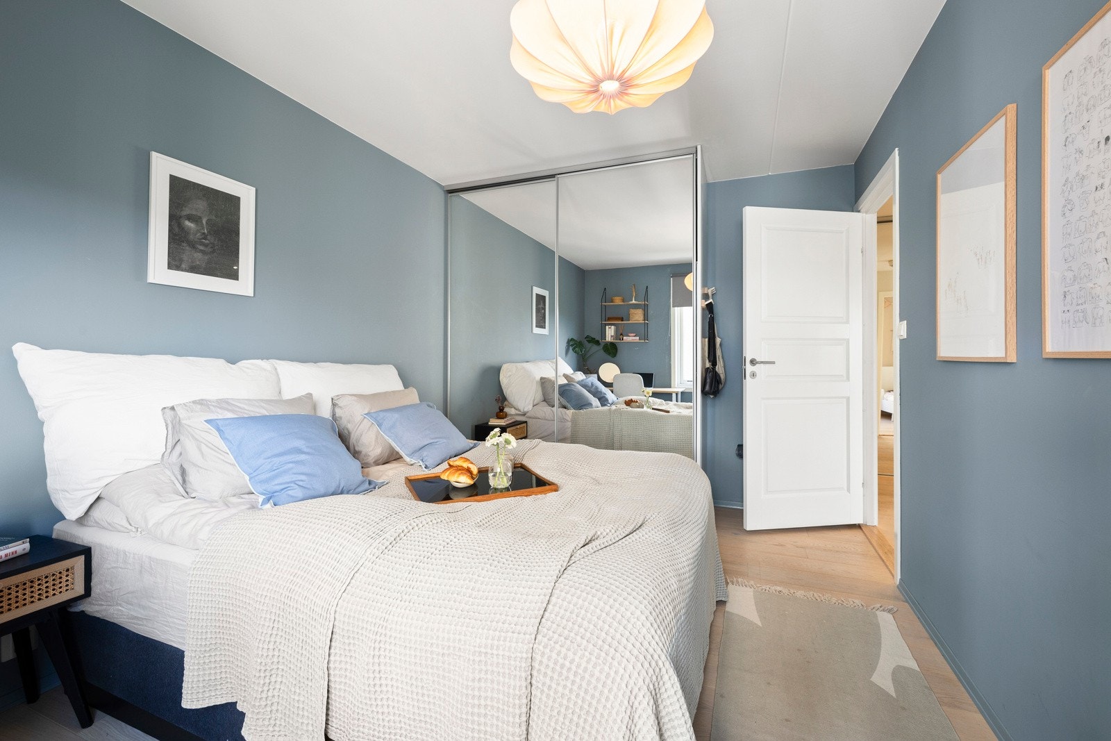 Hovedsoverommet er belagt med parkett og vegger er malt i et lunt og moderne fargevalg. Galleribilde