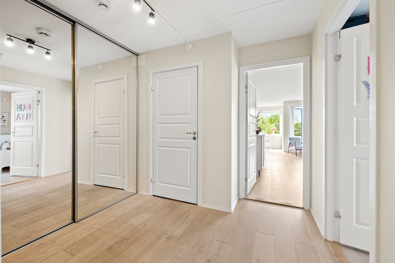 Her er det godt med oppbevaringsplass i skyvedørsgarderobe. Galleribilde
