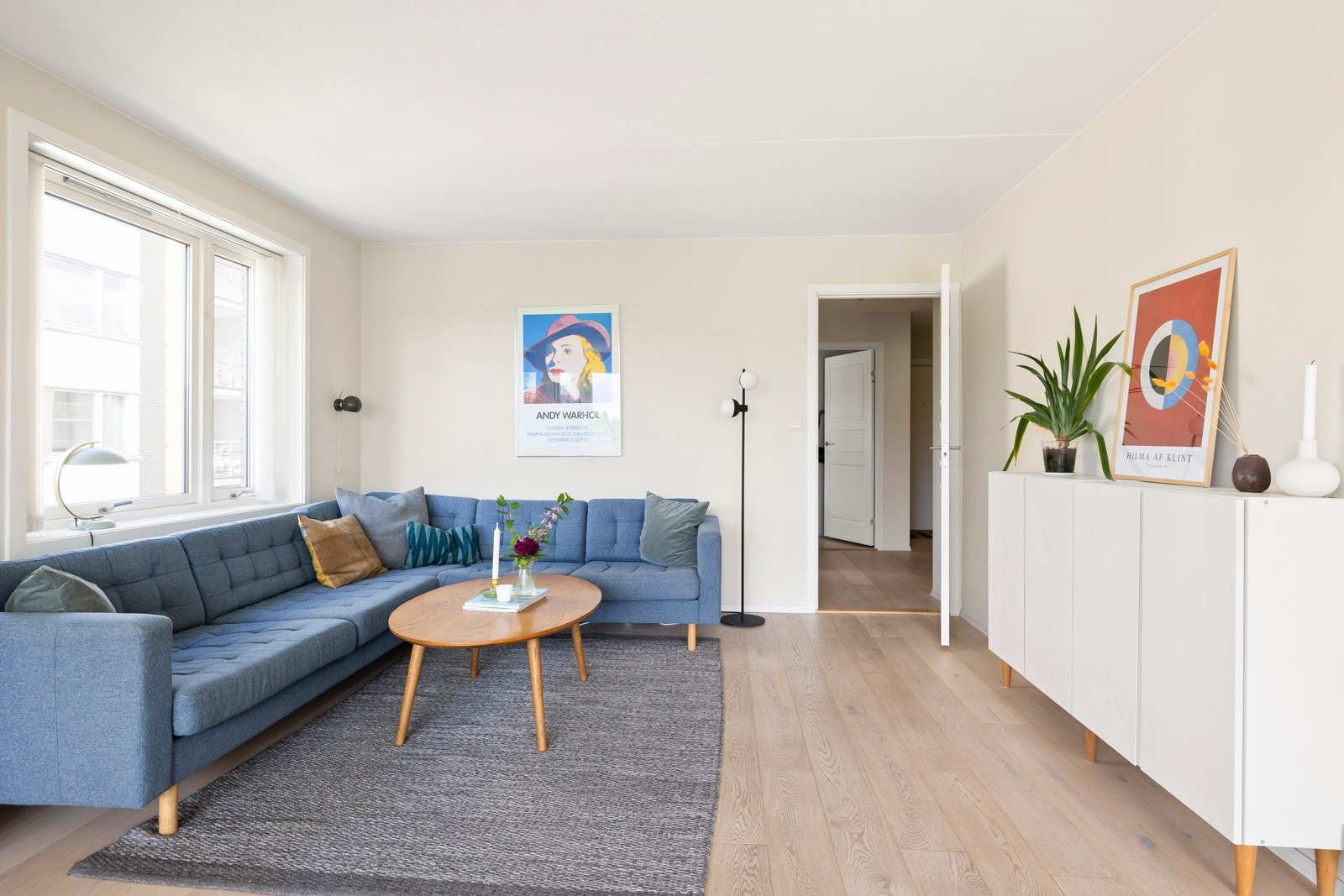 Stuen er romslig med god plass til både sofagruppe med salongbord, tv-benk og annet ønskelig møblement. Galleribilde