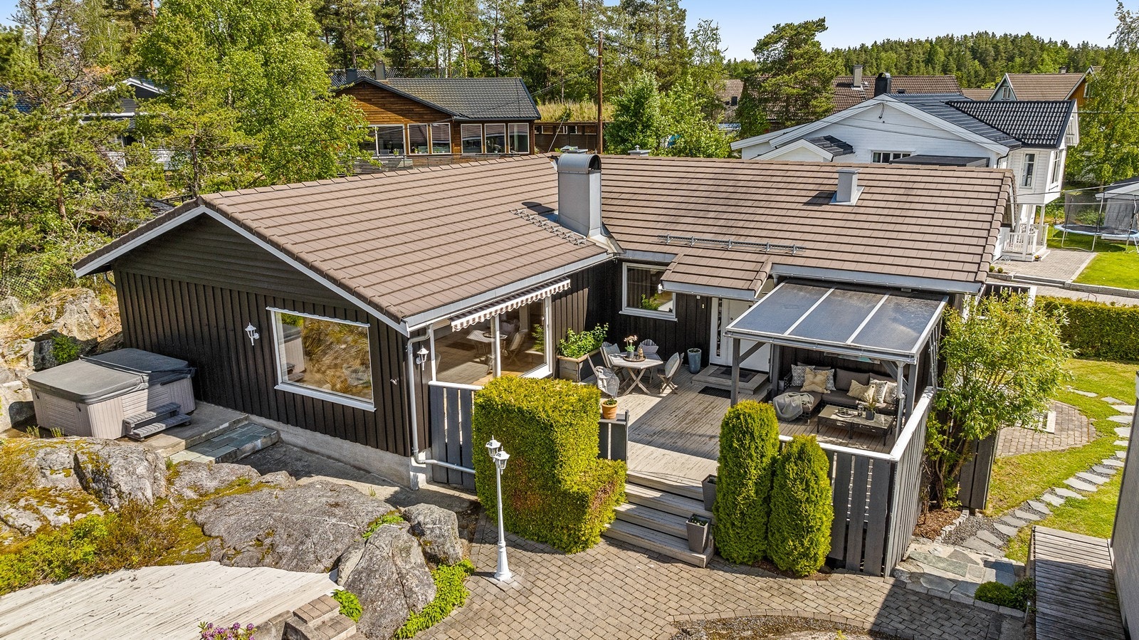 Enebolig på ett plan med super utsikt og fine uteplasser Galleribilde