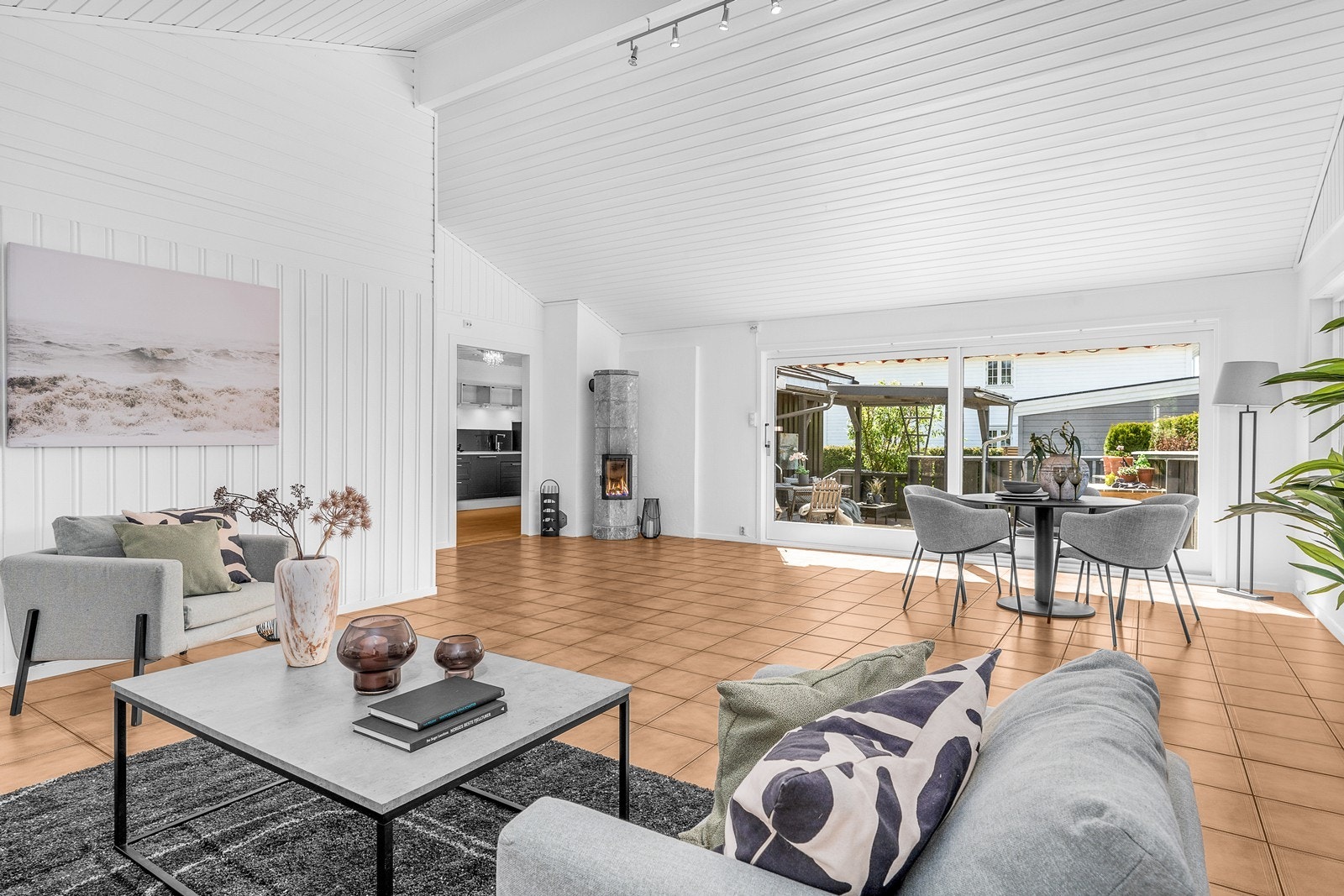 Stuen har god takhøyde som gir deg en fin romfølelse Galleribilde