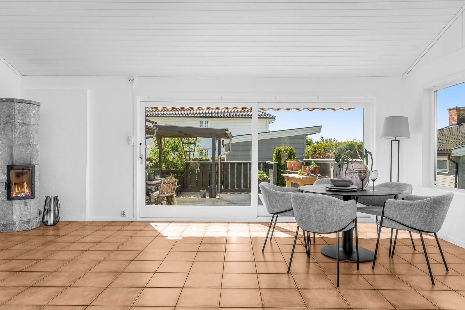 Fra stuen er det direkte utgang til terrassen Galleribilde