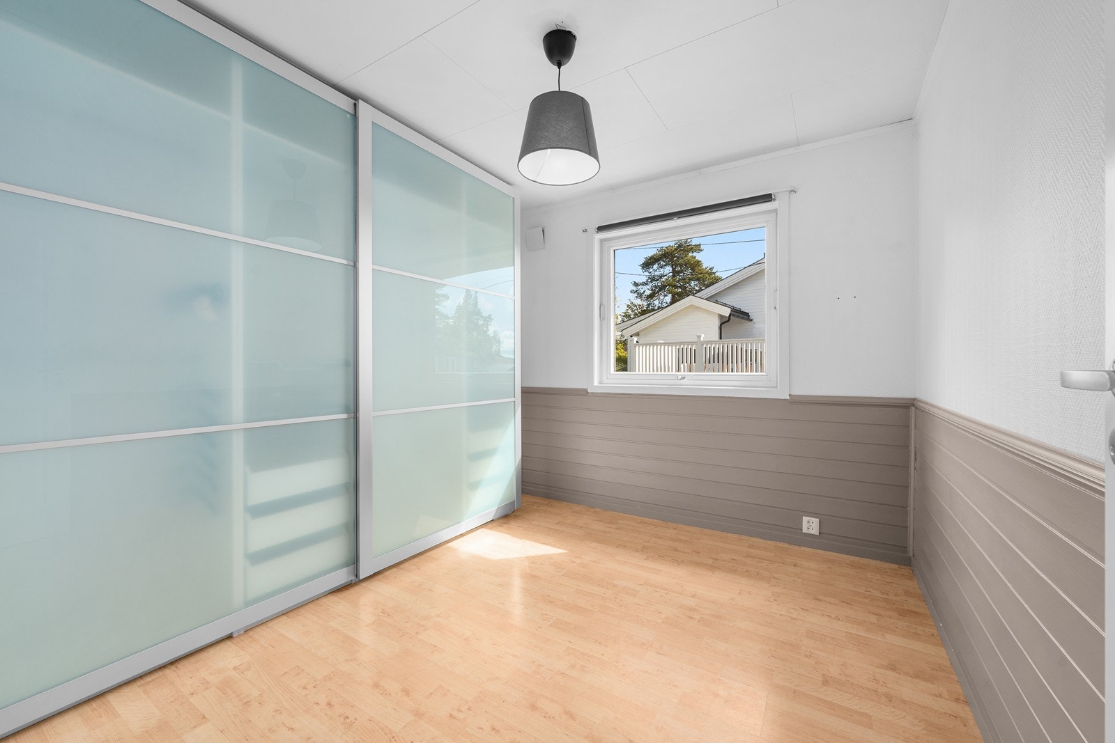 Soverom 2 med skyvedørsgarderobe Galleribilde