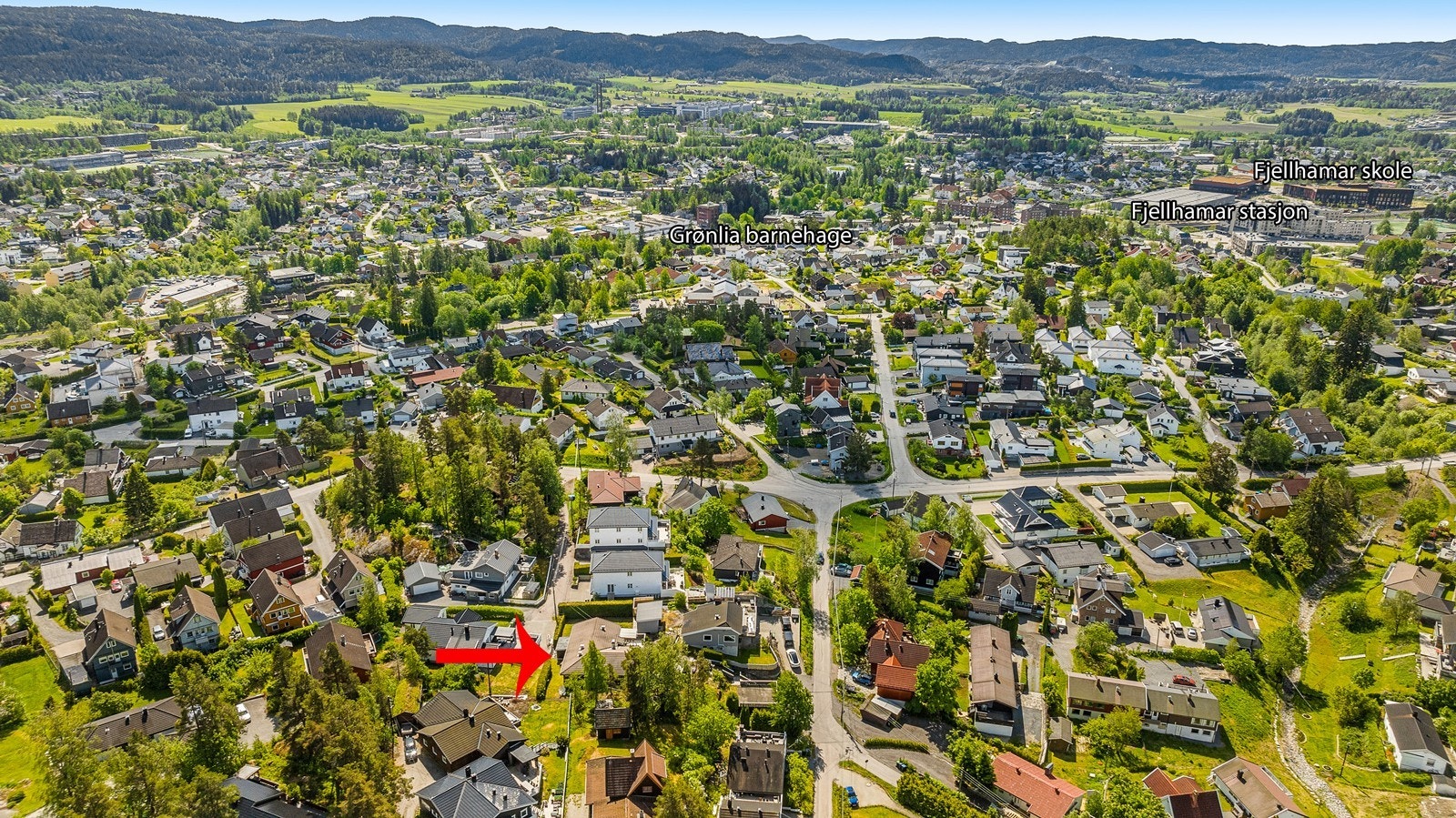 Nærmeste barnehager ligger i nabolaget, og det er kort vei til skoler, Fjellhamardammen miljøpark og populære badeplasser Galleribilde