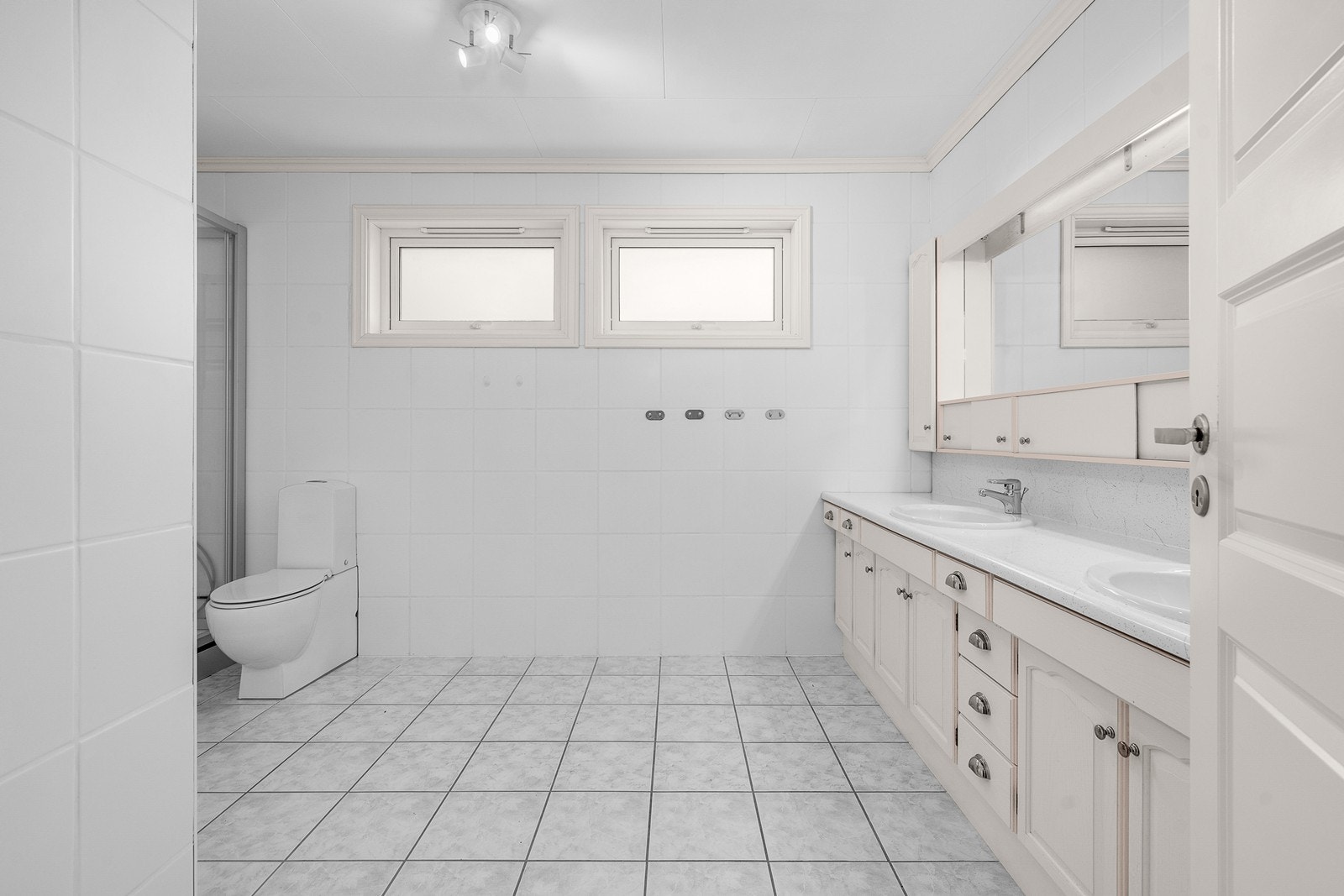 Lyst bad fra byggeår med flislagte overflater med varme i gulv Galleribilde