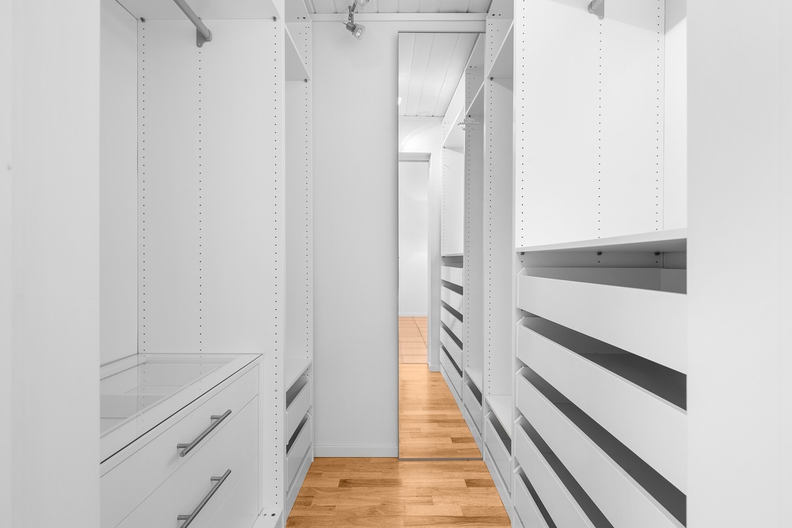 Soverommet har walk-in closet Galleribilde