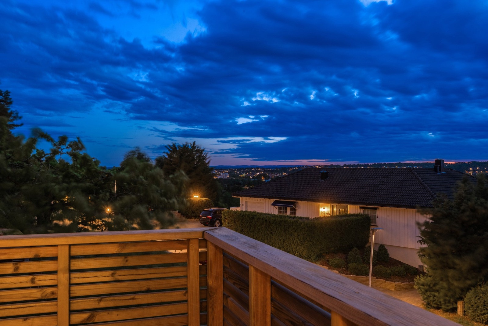 Fra Krapfoss har du kun få minutters gange-/sykkelavstand til sentrumsområdene med et mangfold av butikker, caféer og stort kjøpesenter, samt bussterminal og jernbanestasjon. Galleribilde