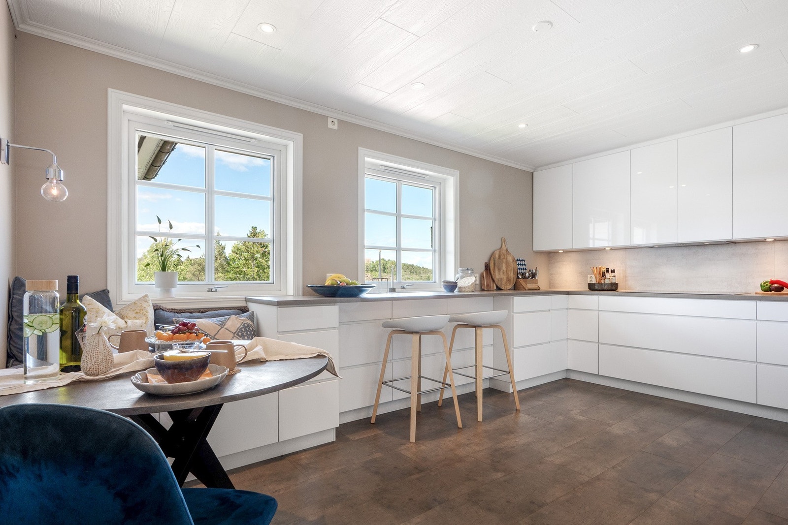 Boligen har et lekkert og moderne kjøkken fra Kvik. Galleribilde