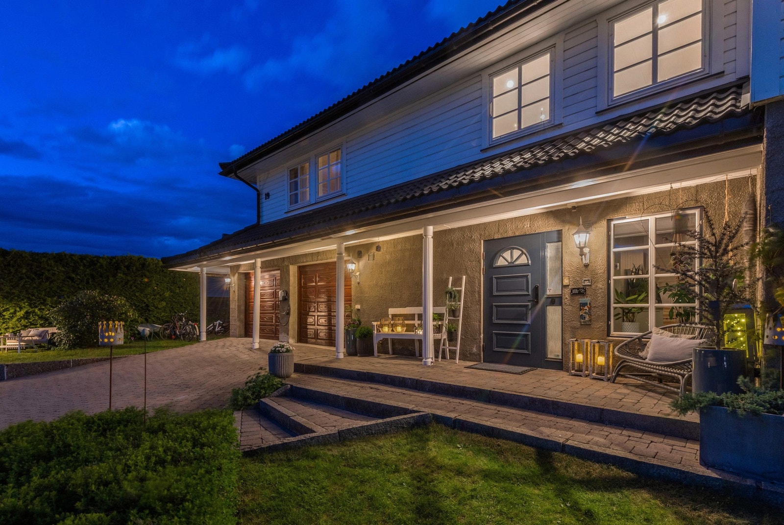 Med dobbel garasje med elektriske porter, elbillader, flere store boder, walk-in-closet, kjølerom og full takhøyde på loftet, er det rikelig med lagringsplass - her er det virkelig rom for alt og alle! Galleribilde