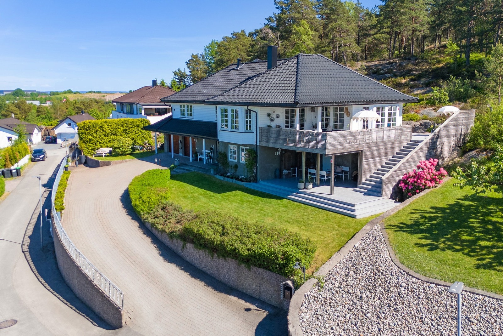 Huset ligger høyt og fritt, med flott utsikt og svært gode solforhold fra morgen til kveld. Galleribilde
