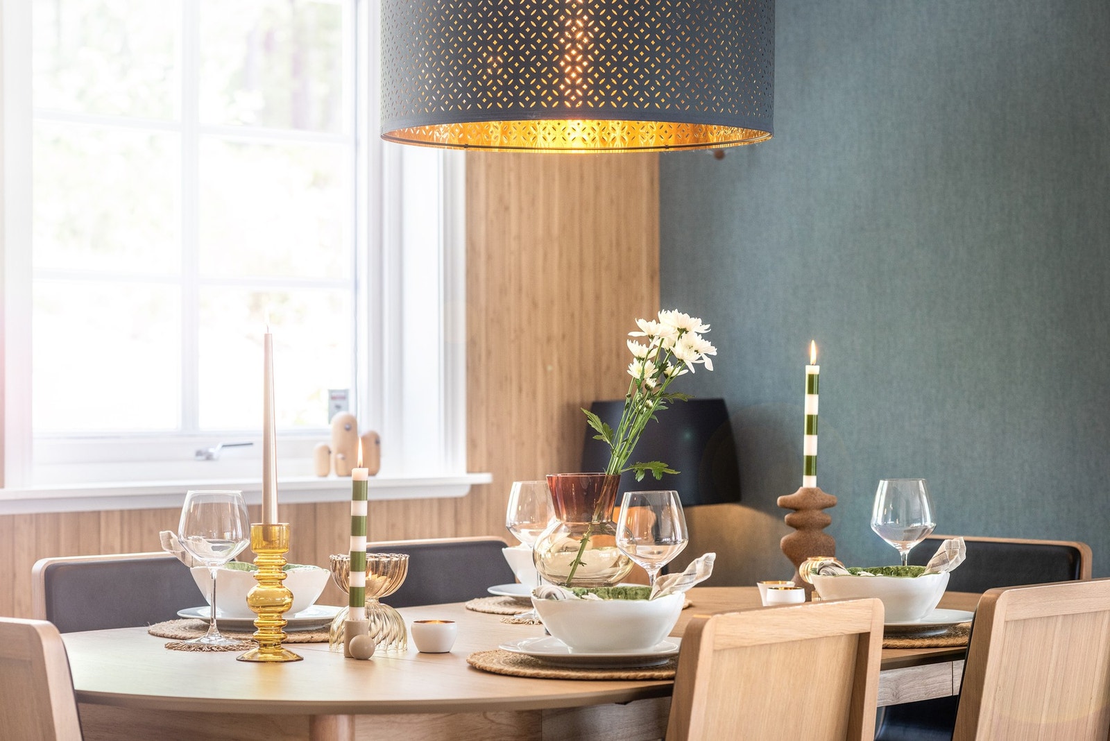 Boligen er oppgradert med blant annet varmepumpe, moderne belysning med dimmere, rehabilitert elektrisk anlegg og ny varmtvannsbereder. Galleribilde