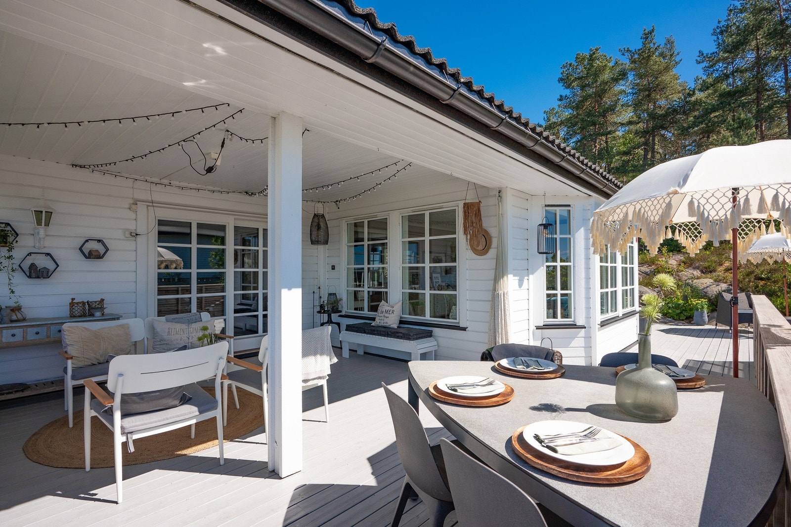 Det er god plass til både spisegruppe, grill, lounge og solsenger, og med sol fra tidlig morgen til sen kveld føles det som å ha sin egen hageoasé i høyden. Galleribilde