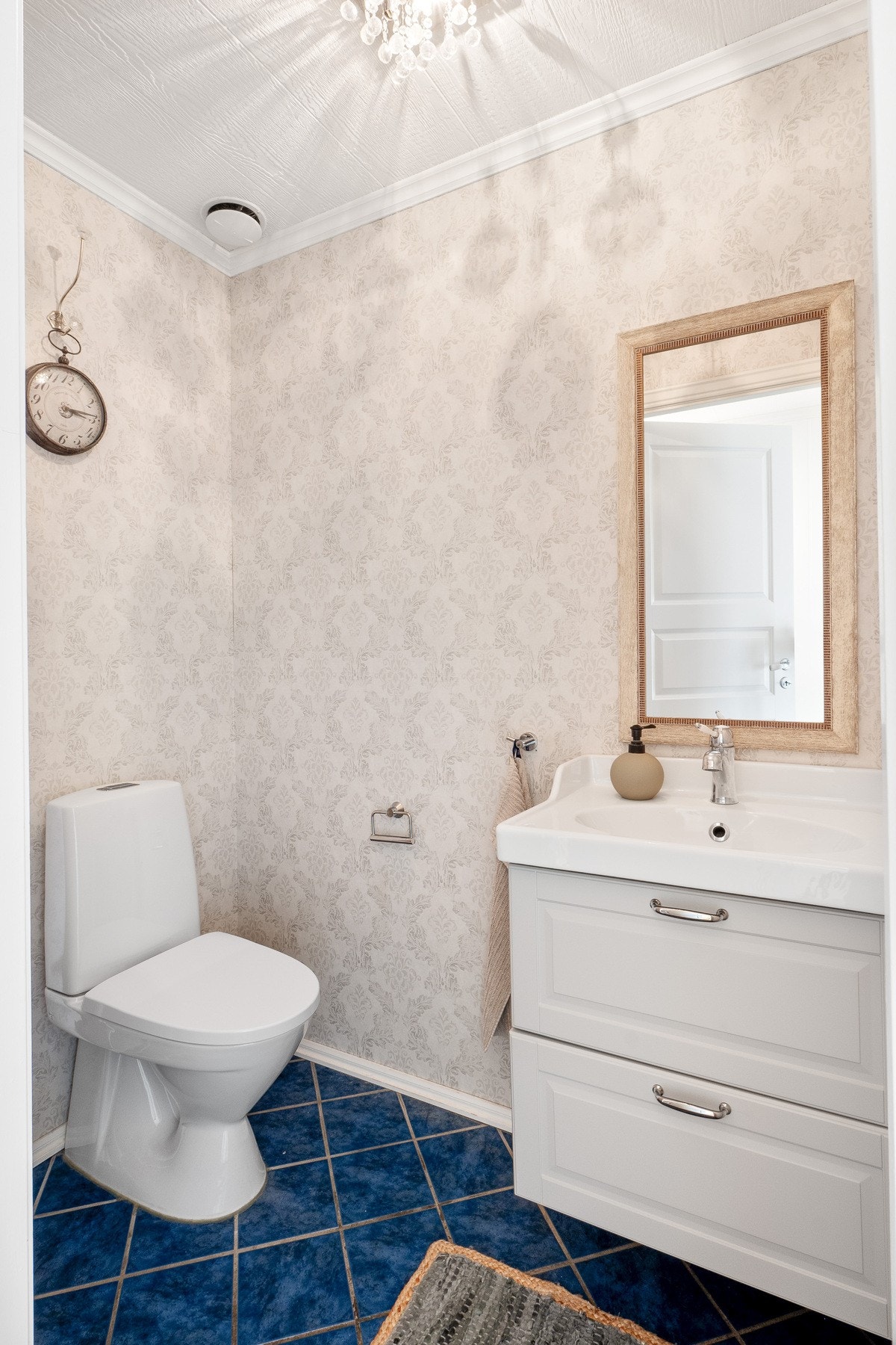 I tillegg til boligens to bad har man et praktisk toalettrom i 1. etasje. Galleribilde