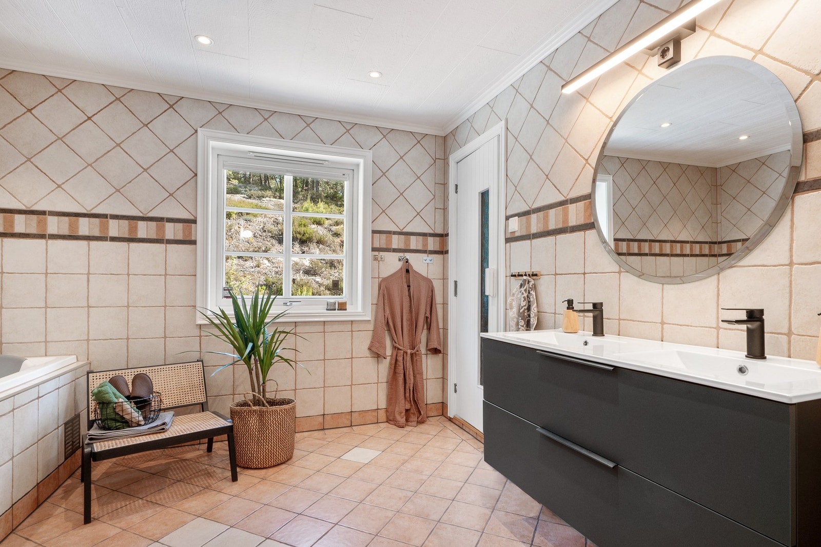 Badet i 1. etasje er fra 2003, men oppgradert med innredning og garnityr i 2022. Galleribilde