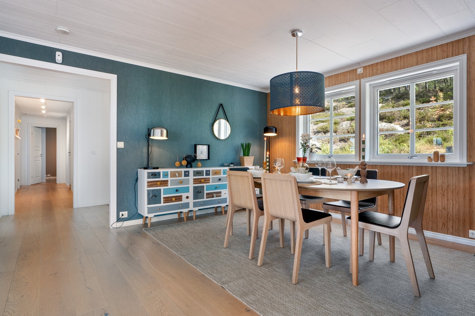 Spisestuen er praktisk plassert mellom Tv-stuen og "fin stuen". Galleribilde