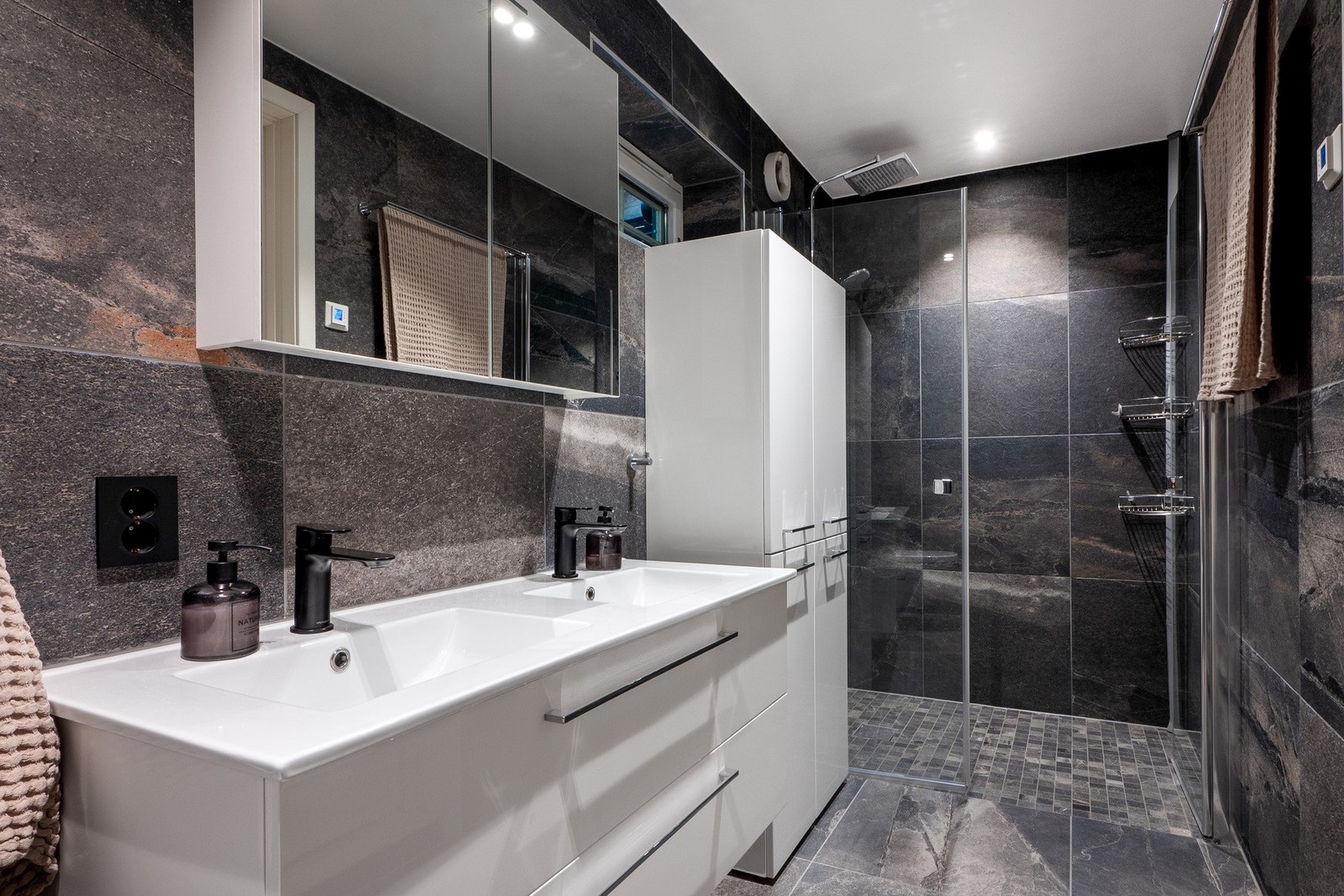 Badet i underetasjen er oppusset i 2018 av fagfolk. Galleribilde