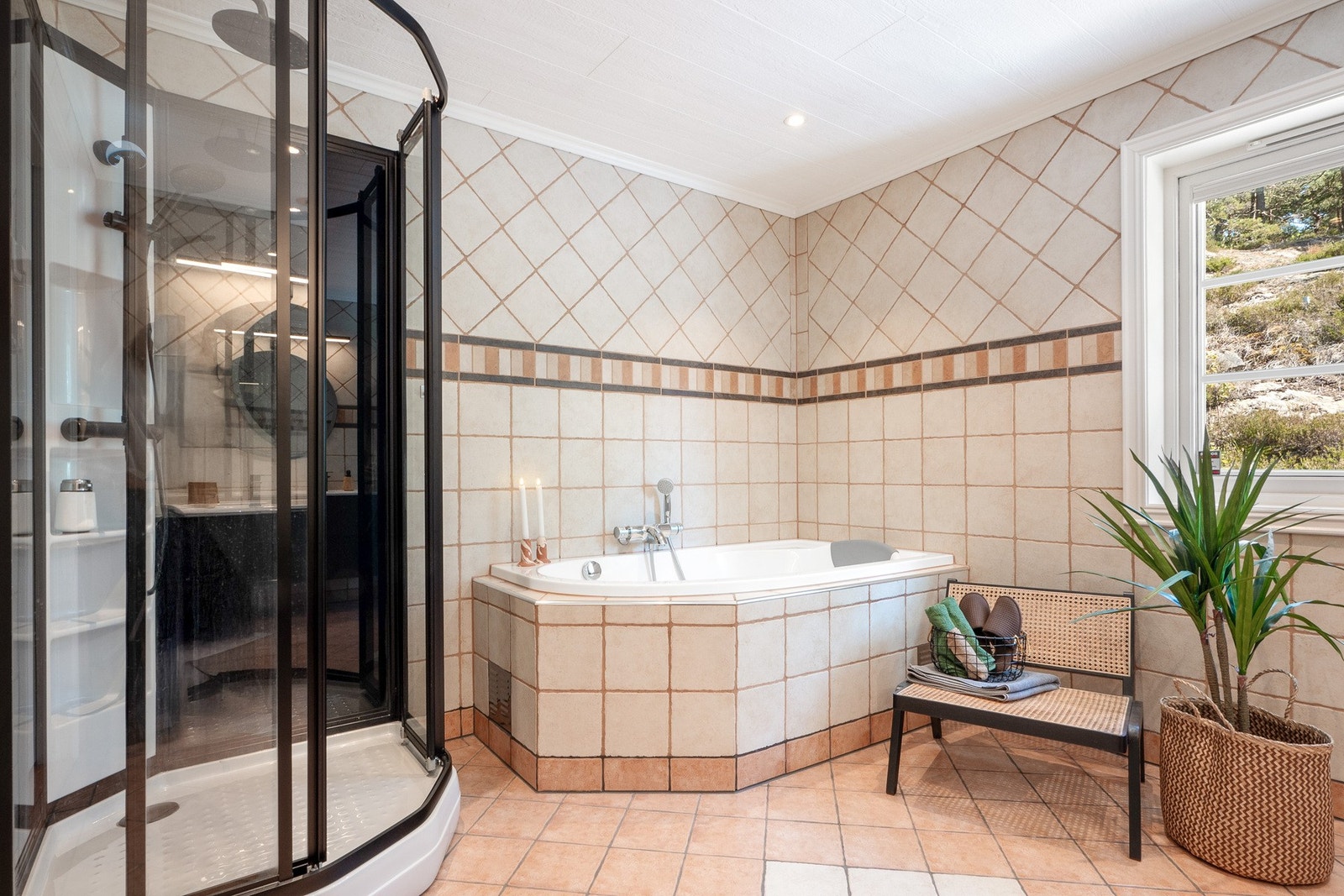 Det er varmekabler i rommet og innredningen er med 2 nedfelte servanter, dusjkabinett og innebygget badekar. Galleribilde