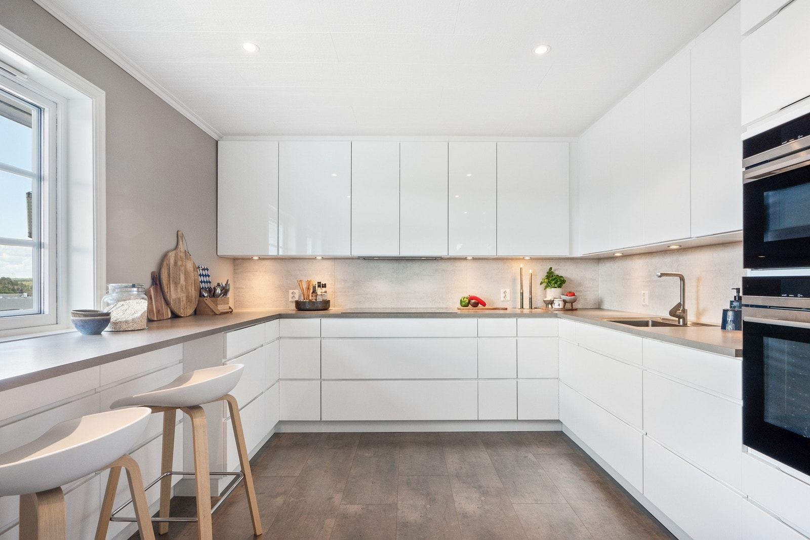 Kjøkkenet ble oppgradert i 2015 og har slette fronter, laminat benkeplate og integrerte hvitevarer som to komfyrer, platetopp, kjøleskap, mikrobølgeovn og oppvaskmaskin. Galleribilde