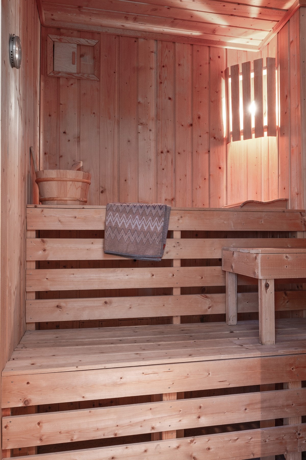 Badstuen er et fantastisk tilskudd til hjemmet uansett hvilken årstid kalenderen viser. Her kan en lade batteriene etter jobb eller trening sommer som vinter. Galleribilde