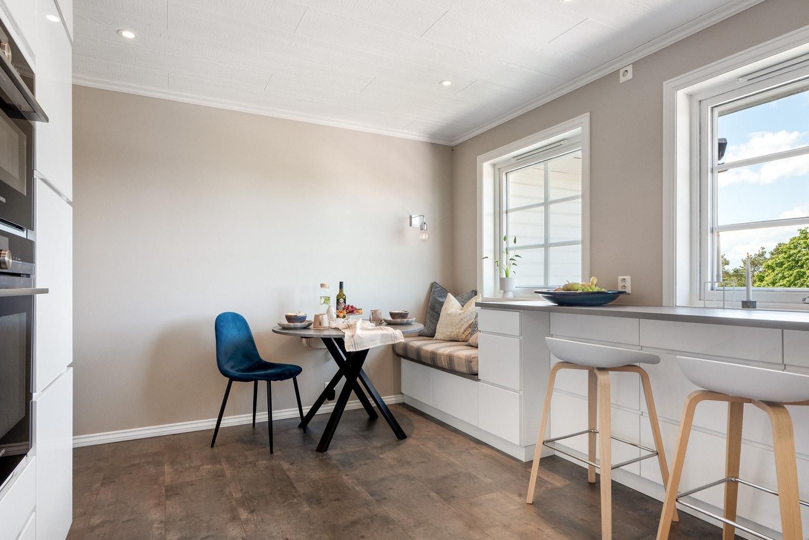 Under kjøkkenvinduet finner du en sjarmerende sittebenk - et innbydende hjørne perfekt for morgenkaffen, leksearbeid eller en rolig stund med en bok. Galleribilde