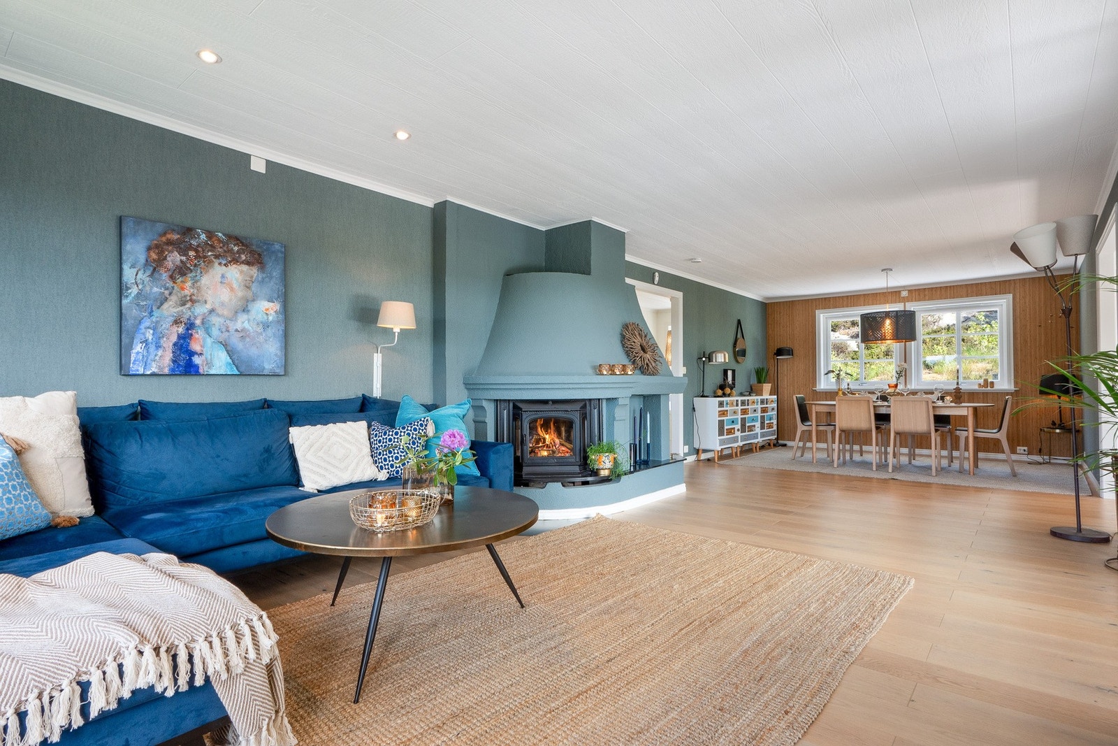 Dette er et hjem som innbyr til liv - til rolige hverdager, glade barneføtter, middager på terrassen og varme vinterkvelder foran peisen. Galleribilde