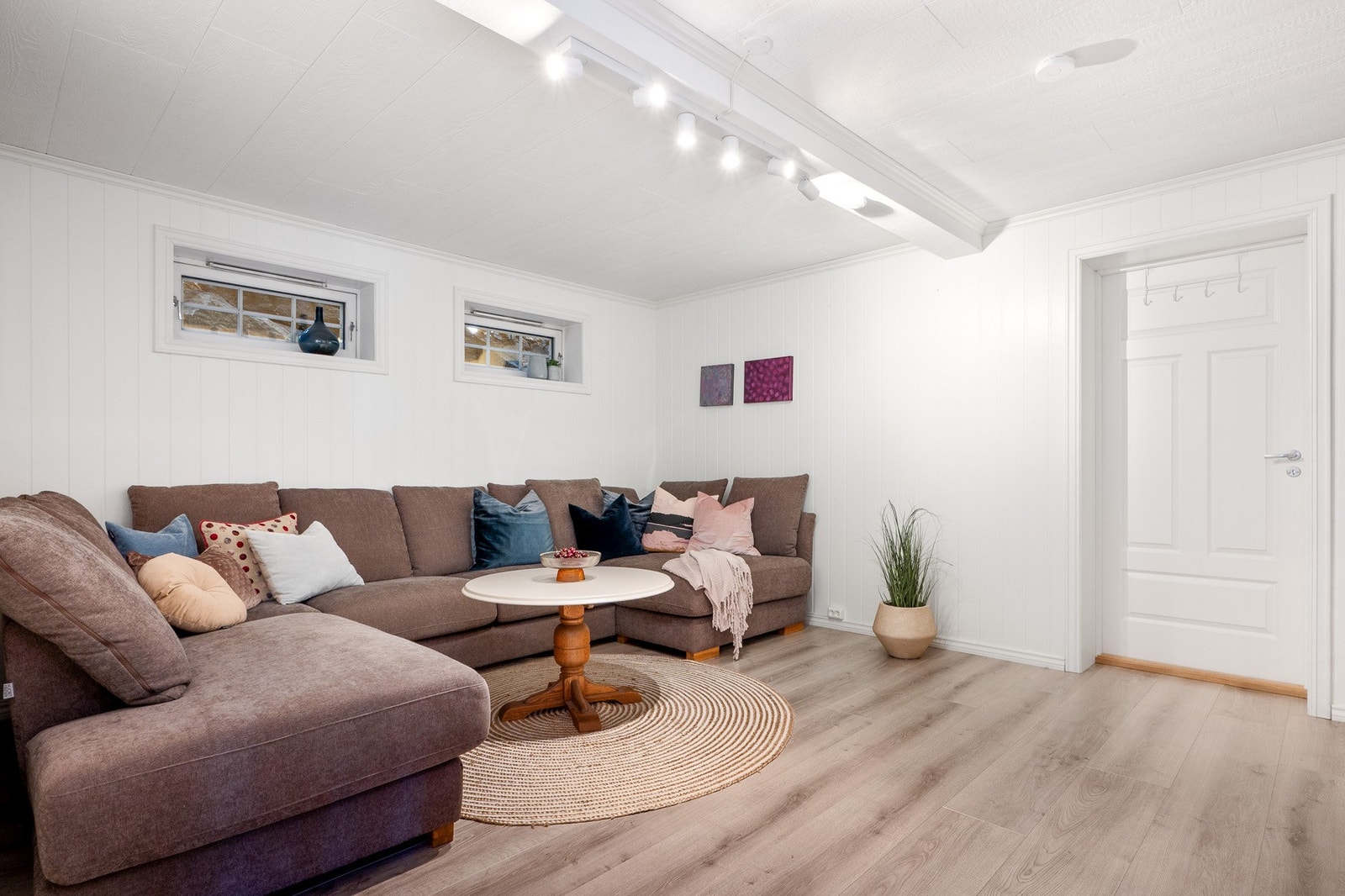 I tillegg til stuen i 1. etasje har man egen innredet tv-stue i underetasjen. Rommet er ikke godkjent for varig opphold. Galleribilde